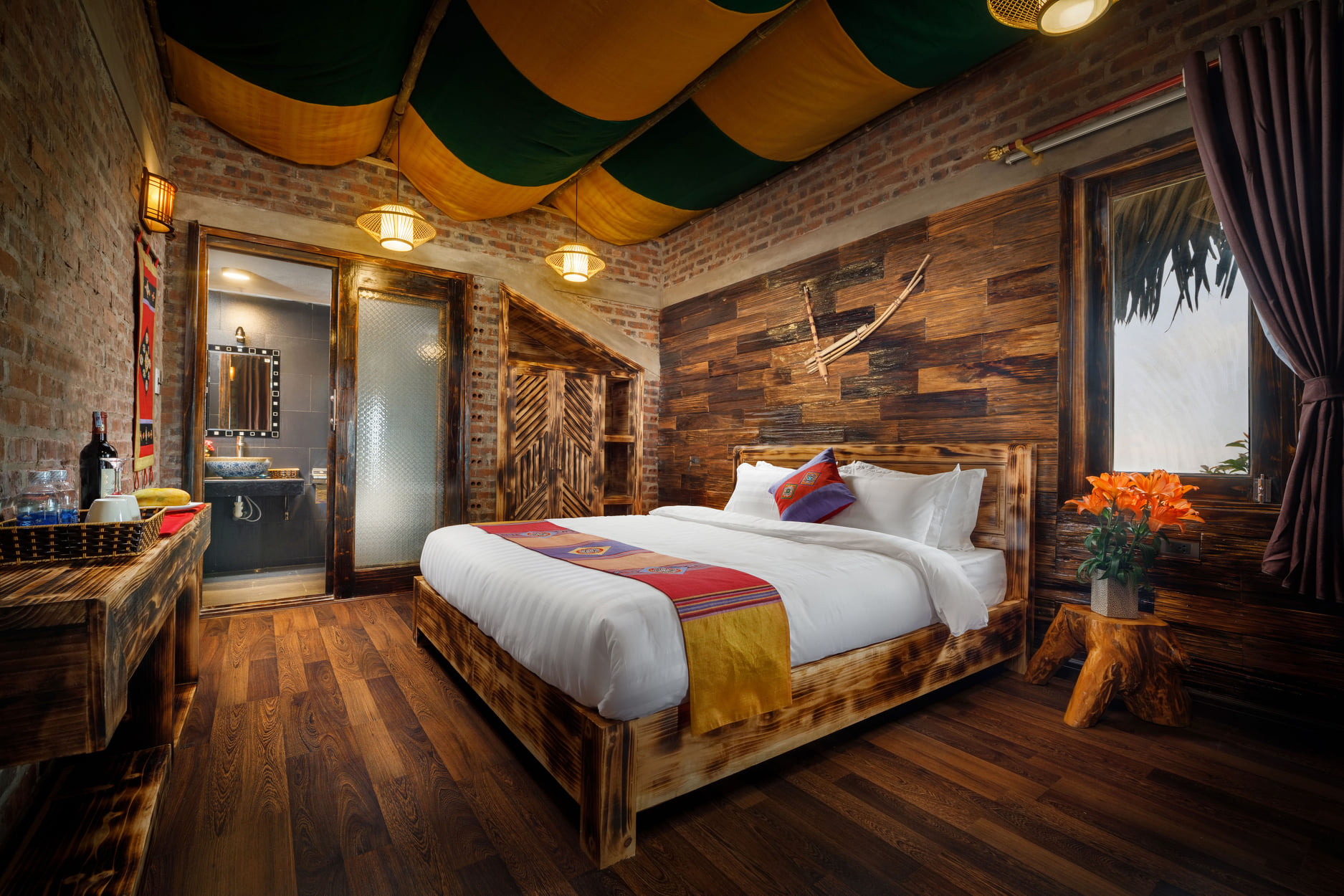 Sàn gỗ tối màu tại Chapa Ecolodge